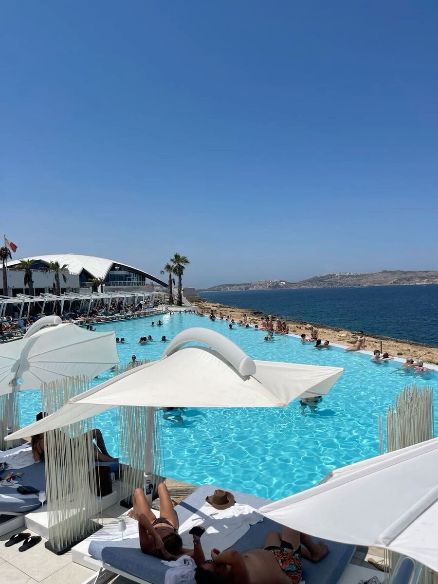 Beach club con piscina sul mare