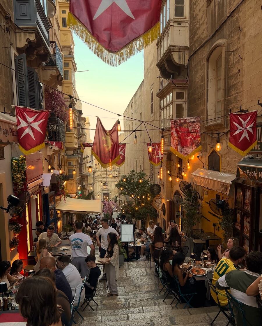 Vicolo di Valletta con bandiere